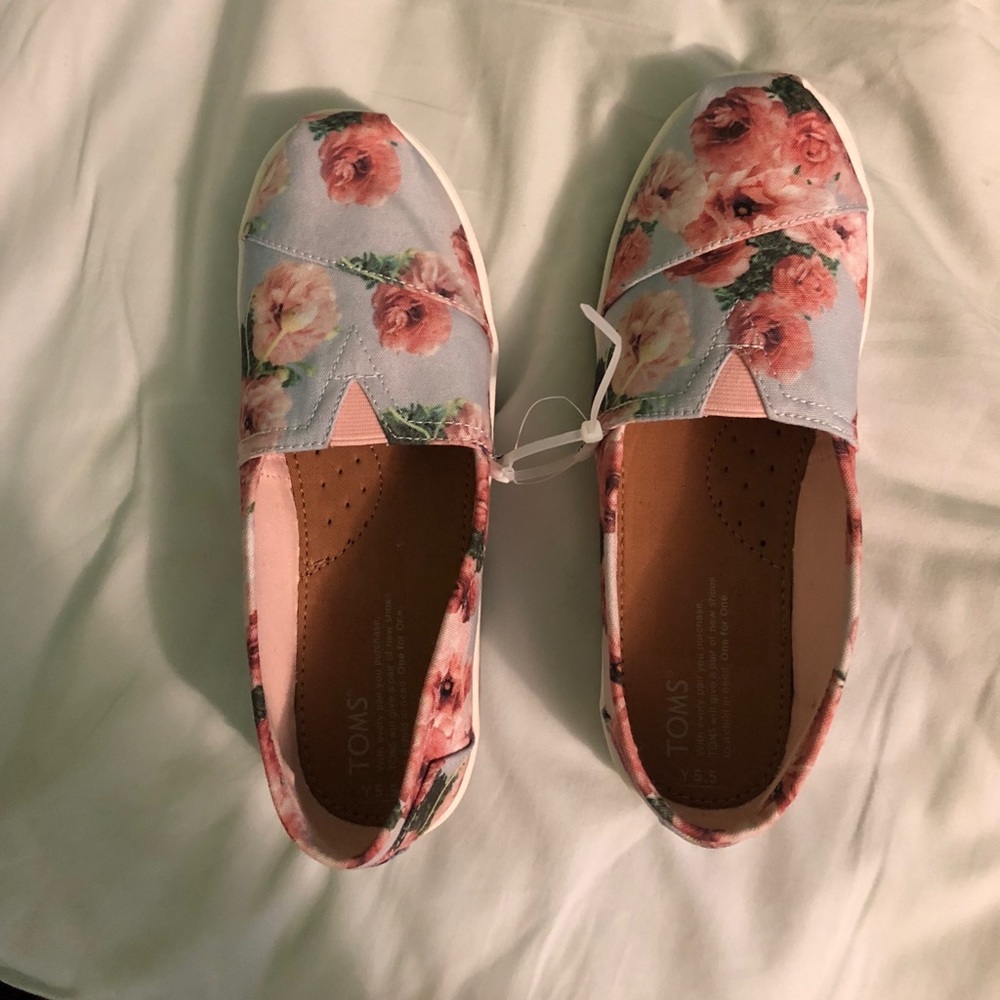brand new toms